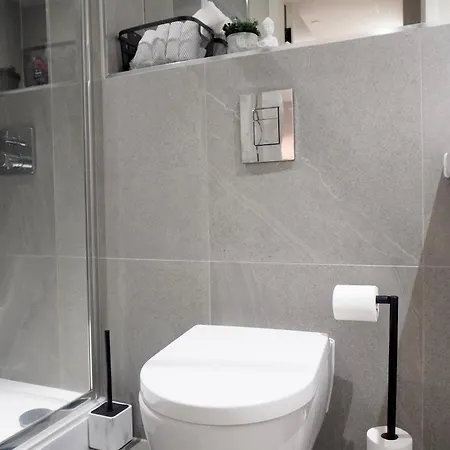 Modern Two Bedroom With Balcony In Apartament Manchester