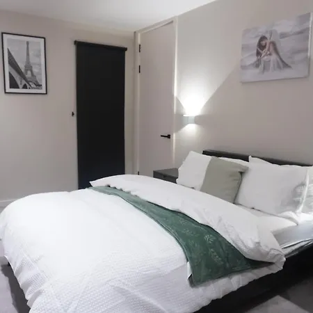 Appartement Modern Two Bedroom With Balcony In