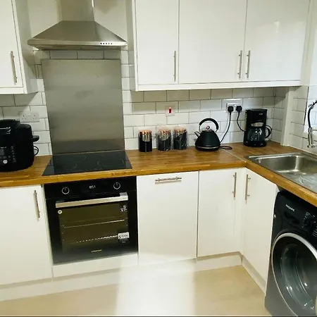 Live Coop Apartment-entire House With Free Parking And Garden- Etihad Stadium بيت للعطل
