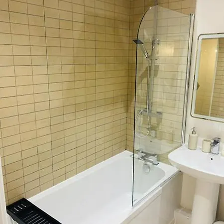 Live Coop Apartment-entire House With Free Parking And Garden- Etihad Stadium بيت للعطل مانشستر
