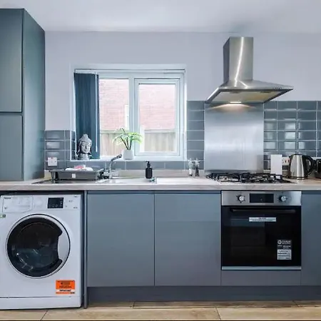 Lux 3 Bed 10 Mins From Centre - Parking & Netflix Holiday home Manchester