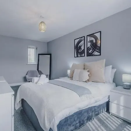 Lux 3 Bed 10 Mins From Centre - Parking & Netflix