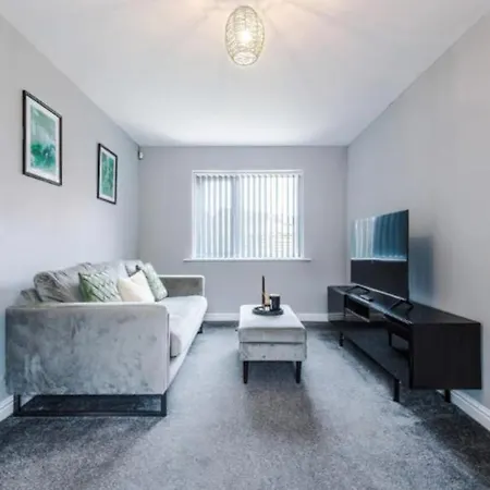Lux 3 Bed 10 Mins From Centre - Parking & Netflix Holiday home *