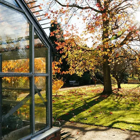 Entire Cozy Apt, Prime Location & Free Parking