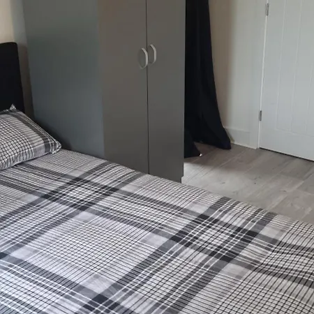 דירה Lush King Ensuite In A Shared *