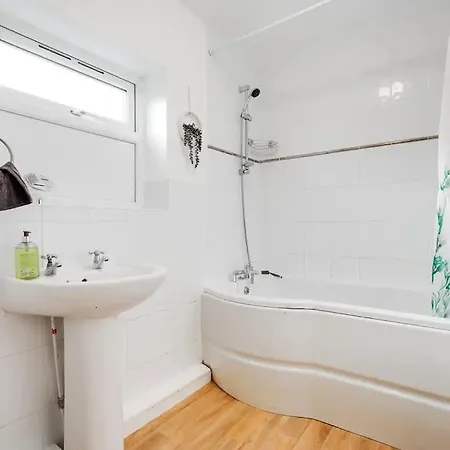 Апартаменты 3-story With Driveway - Heaton Park - Sleeps 9 Манчестер