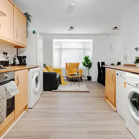 Apartment 3-story With Driveway - Heaton Park - Sleeps 9