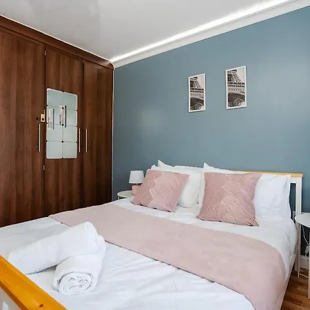 3-story With Driveway - Heaton Park - Sleeps 9 Манчестер
