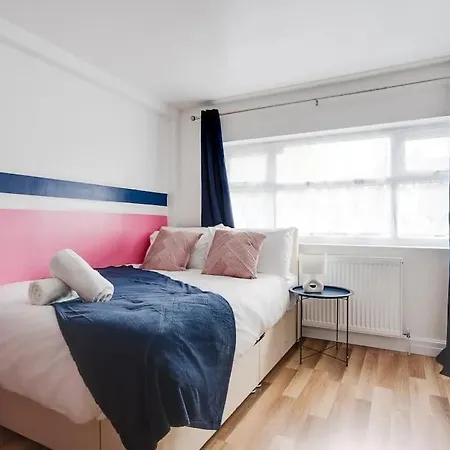 Apartment 3 Story Spacious House Close To Etihad & Coop Live, Free Parking, Sleeps 9