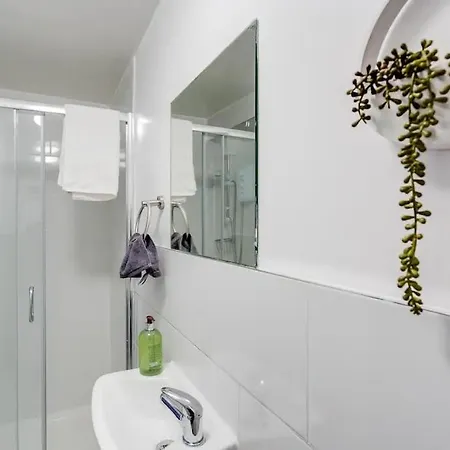 Apartment 3-story With Driveway - Heaton Park - Sleeps 9 Manchester