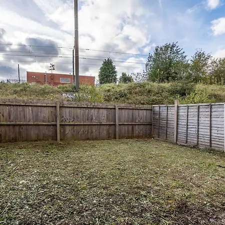 3 Story Spacious House Close To Etihad & Coop Live, Free Parking, Sleeps 9 Apartment