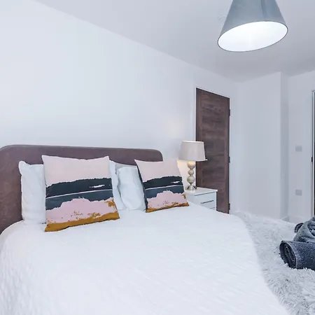 30 Percent Offer On Monthly Near Old Trafford Sleeps 5 *