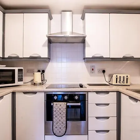 Centre Apartment, Free Parking, Sleeps 6, Smart Tvs, Long Term Disc Apartament Manchester