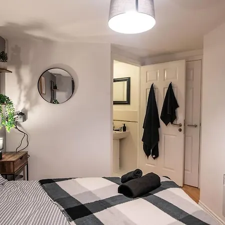 Apartment Centre Apartment, Free Parking, Sleeps 6, Smart Tvs, Long Term Disc Manchester