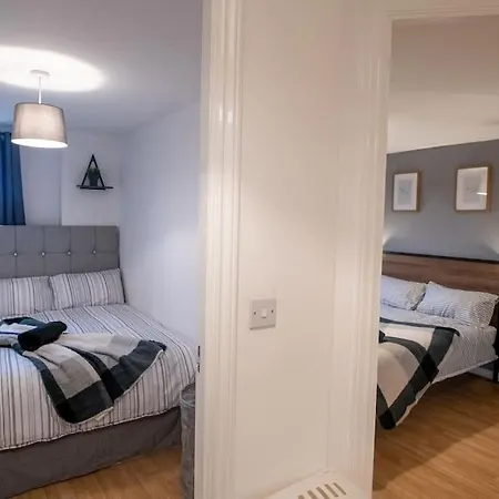 Centre Apartment, Free Parking, Sleeps 6, Smart Tvs, Long Term Disc *
