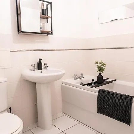 Centre Apartment, Free Parking, Sleeps 6, Smart Tvs, Long Term Disc Manchester
