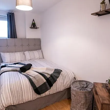 Centre Apartment, Free Parking, Sleeps 6, Smart Tvs, Long Term Disc Apartment *