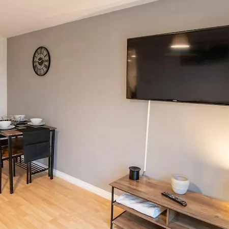 Centre Apartment, Free Parking, Sleeps 6, Smart Tvs, Long Term Disc