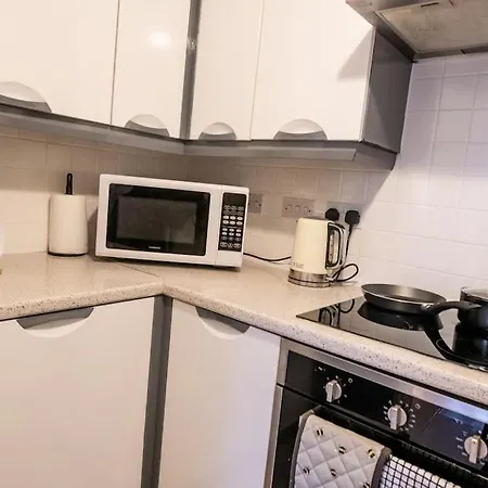 Apartment Centre Apartment, Free Parking, Sleeps 6, Smart Tvs, Long Term Disc *