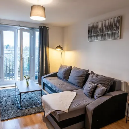 Centre Apartment, Free Parking, Sleeps 6, Smart Tvs, Long Term Disc * Manchester