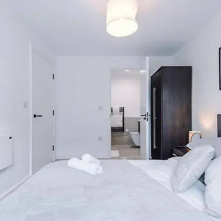 Sleeps 6, Stylish 2 Bedroom In Old Trafford, Balcony, Smart Tvs, Long Term Disc Apartment Manchester