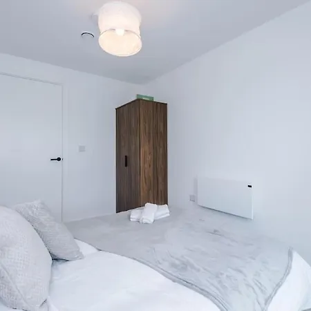 Sleeps 6, Stylish 2 Bedroom In Old Trafford, Balcony, Smart Tvs, Long Term Disc *