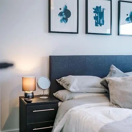 Sleeps 6, Stylish 2 Bedroom In Old Trafford, Balcony, Smart Tvs, Long Term Disc Apartment