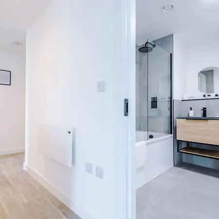 Sleeps 6, Stylish 2 Bedroom In Old Trafford, Balcony, Smart Tvs, Long Term Disc Apartment