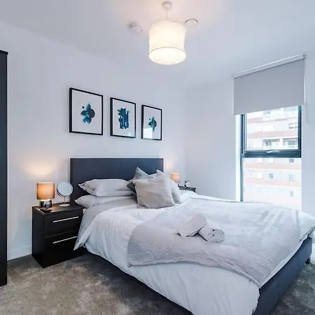 Sleeps 6, Stylish 2 Bedroom In Old Trafford, Balcony, Smart Tvs, Long Term Disc