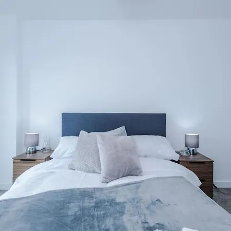 Sleeps 6, Stylish 2 Bedroom In Old Trafford, Balcony, Smart Tvs, Long Term Disc Apartment