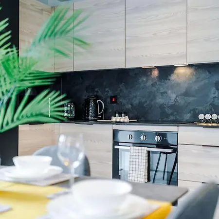 Apartment Sleeps 6, Stylish 2 Bedroom In Old Trafford, Balcony, Smart Tvs, Long Term Disc Manchester