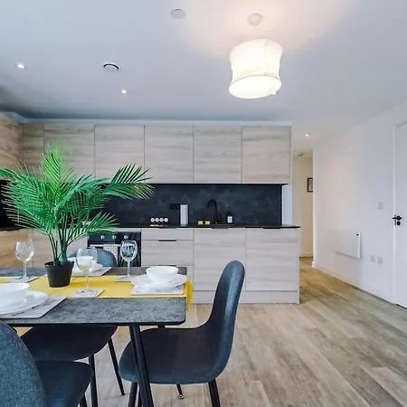 Sleeps 6, Stylish 2 Bedroom In Old Trafford, Balcony, Smart Tvs, Long Term Disc Manchester