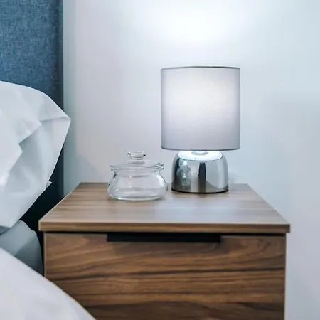 Sleeps 6, Stylish 2 Bedroom In Old Trafford, Balcony, Smart Tvs, Long Term Disc