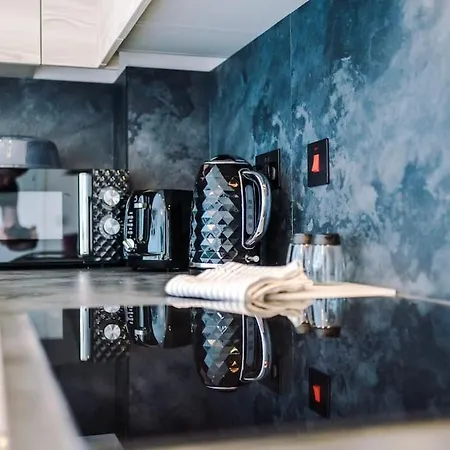 公寓 Sleeps 6, Stylish 2 Bedroom In Old Trafford, Balcony, Smart Tvs, Long Term Disc *