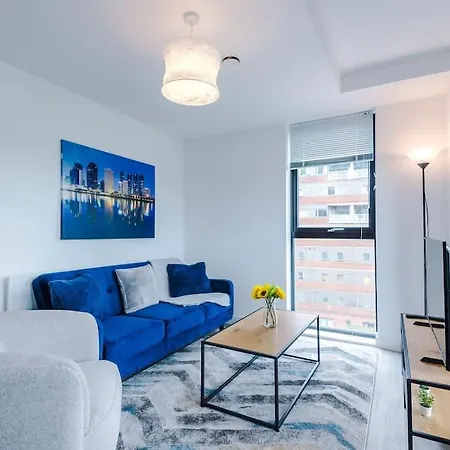 Sleeps 6, Stylish 2 Bedroom In Old Trafford, Balcony, Smart Tvs, Long Term Disc Apartment Manchester