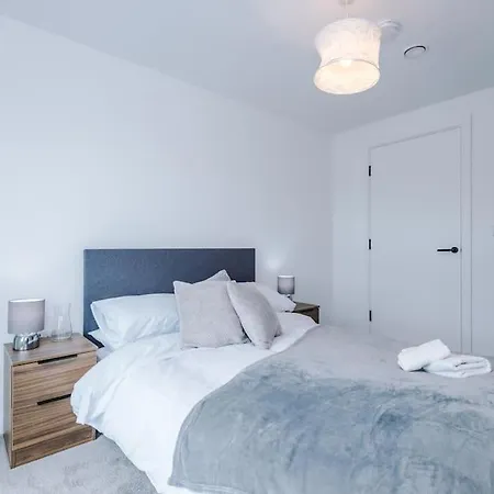 Apartment Sleeps 6, Stylish 2 Bedroom In Old Trafford, Balcony, Smart Tvs, Long Term Disc Manchester
