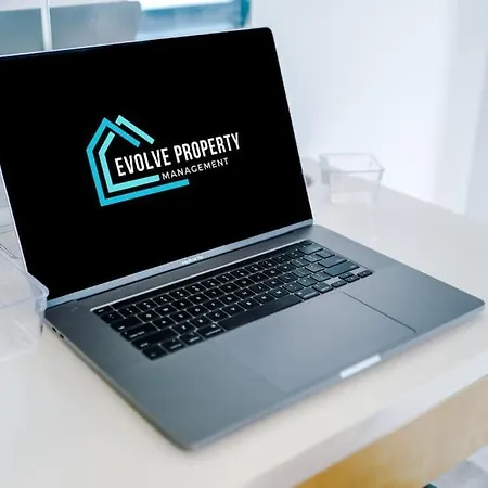 Sleeps 6, Stylish 2 Bedroom In Old Trafford, Balcony, Smart Tvs, Long Term Disc Manchester