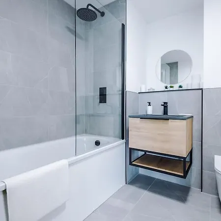 Sleeps 6, Stylish 2 Bedroom In Old Trafford, Balcony, Smart Tvs, Long Term Disc Apartment