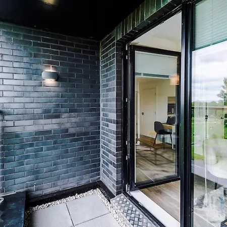 Sleeps 6, Stylish 2 Bedroom In Old Trafford, Balcony, Smart Tvs, Long Term Disc Apartment *