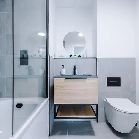 Sleeps 6, Stylish 2 Bedroom In Old Trafford, Balcony, Smart Tvs, Long Term Disc *
