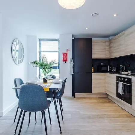 Sleeps 6, Stylish 2 Bedroom In Old Trafford, Balcony, Smart Tvs, Long Term Disc 曼彻斯特