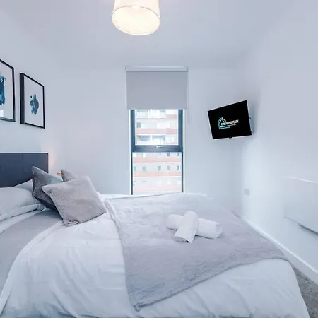 Sleeps 6, Stylish 2 Bedroom In Old Trafford, Balcony, Smart Tvs, Long Term Disc