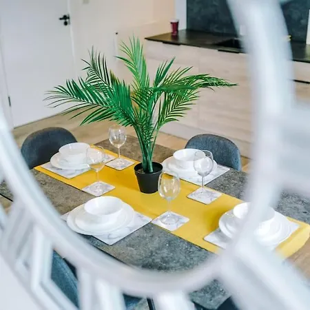 Sleeps 6, Stylish 2 Bedroom In Old Trafford, Balcony, Smart Tvs, Long Term Disc Apartment