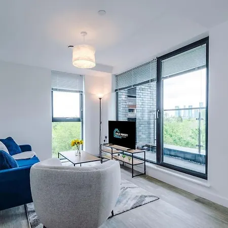 Sleeps 6, Stylish 2 Bedroom In Old Trafford, Balcony, Smart Tvs, Long Term Disc Apartment Manchester