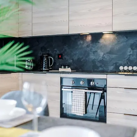 Sleeps 6, Stylish 2 Bedroom In Old Trafford, Balcony, Smart Tvs, Long Term Disc