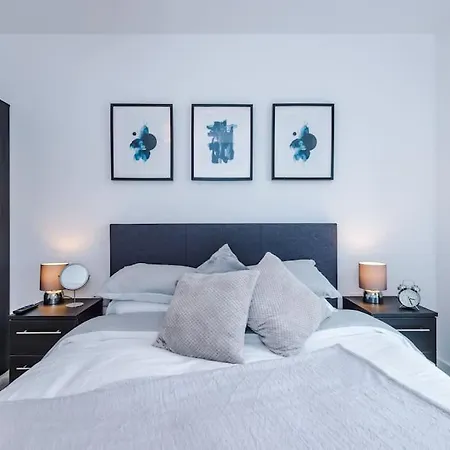 Sleeps 6, Stylish 2 Bedroom In Old Trafford, Balcony, Smart Tvs, Long Term Disc Apartment Manchester