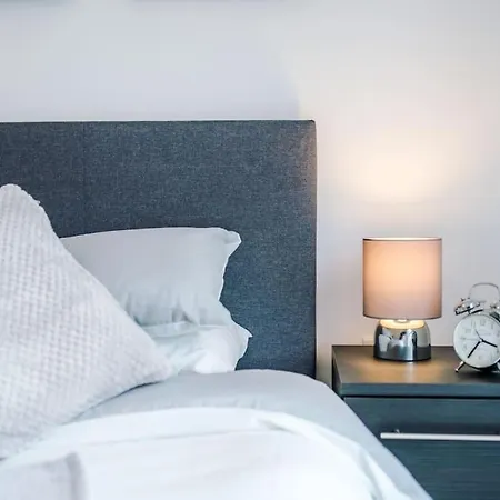 Sleeps 6, Stylish 2 Bedroom In Old Trafford, Balcony, Smart Tvs, Long Term Disc Manchester
