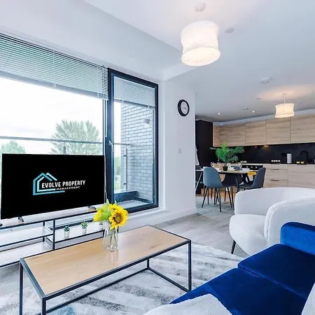 Sleeps 6, Stylish 2 Bedroom In Old Trafford, Balcony, Smart Tvs, Long Term Disc Apartment *