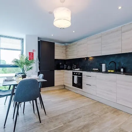 Sleeps 6, Stylish 2 Bedroom In Old Trafford, Balcony, Smart Tvs, Long Term Disc Apartment *