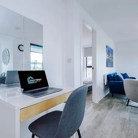Sleeps 6, Stylish 2 Bedroom In Old Trafford, Balcony, Smart Tvs, Long Term Disc Apartment Manchester